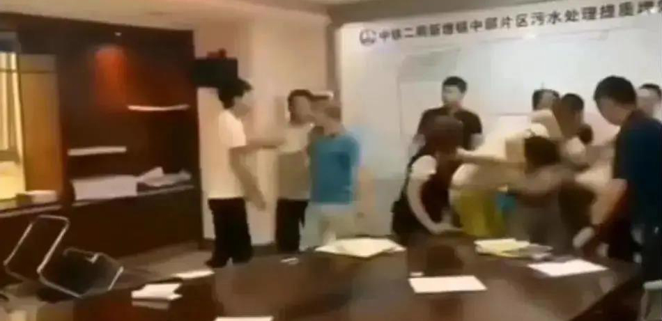 中鐵二局閥門投標現場，報最低價者被“群揍”…咋回事？